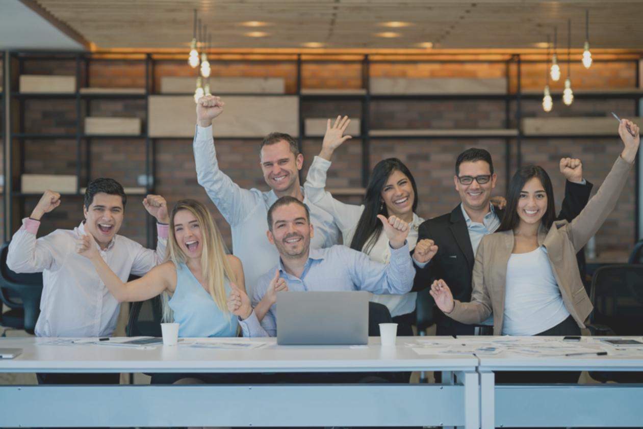Estudiante aprendiendo análisis SEO en la plataforma Solariqvena