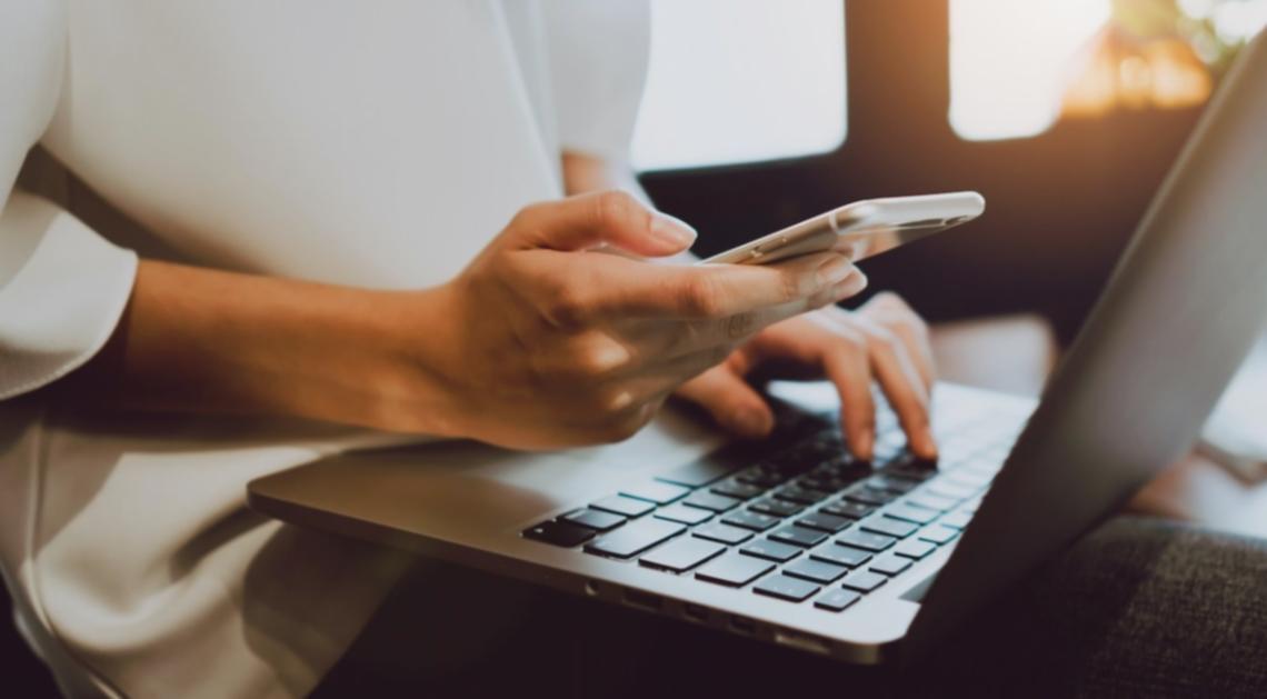 Equipo trabajando con herramientas SEO en plataforma educativa Solariqvena